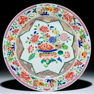 Een Chinese famille rose schotel met floraal decor, Yongzheng/Qianlong — foto 1