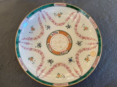 Een Chinese famille rose schotel met inscriptie voor de Indische markt, Qianlong/Jiaqing — foto 1