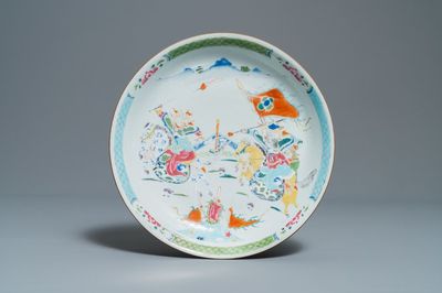 Een Chinese famille rose schotel met krijgers te paard, Qianlong