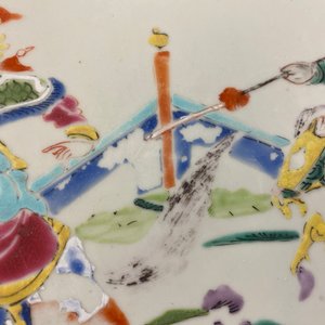 Een Chinese famille rose schotel met krijgers te paard, Qianlong — foto 5