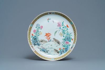 Een Chinese famille rose schotel met kwartels, 19/20e eeuw