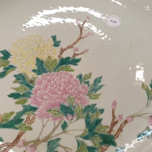 Een Chinese famille rose schotel met pioenrozen, Republiek — foto 12