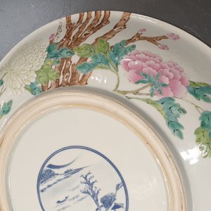 Een Chinese famille rose schotel met pioenrozen, Republiek — foto 15