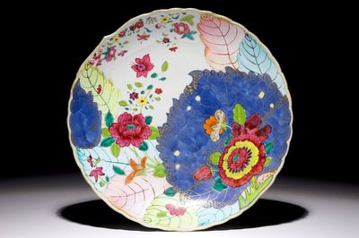 Een Chinese famille rose schotel met tabaksbladeren decor, Qianlong