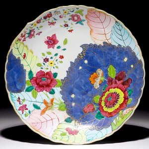 Een Chinese famille rose schotel met tabaksbladeren decor, Qianlong — foto 1