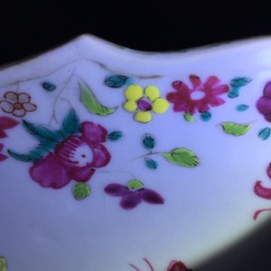 Een Chinese famille rose schotel met tabaksbladeren decor, Qianlong — foto 9
