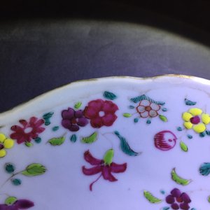 Een Chinese famille rose schotel met tabaksbladeren decor, Qianlong — foto 10