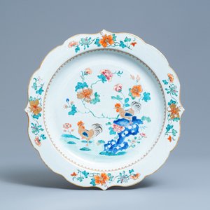 Een Chinese famille rose schotel met twee hanen, Yongzheng — foto 1