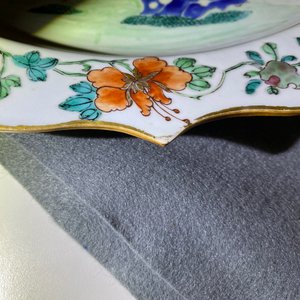 Een Chinese famille rose schotel met twee hanen, Yongzheng — foto 11