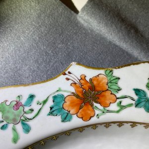 Een Chinese famille rose schotel met twee hanen, Yongzheng — foto 8