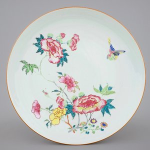 Een Chinese famille rose schotel met vlinders en bloemen, Yongzheng, 1723-1735 — foto 1