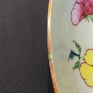 Een Chinese famille rose schotel met vlinders en bloemen, Yongzheng, 1723-1735 — foto 8