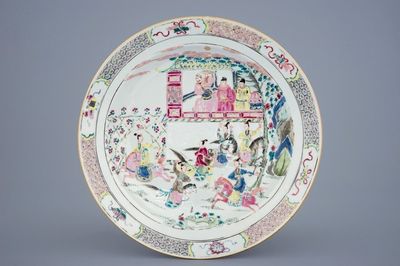Een Chinese famille rose schotel met vrouwelijke ruiters, Yongzheng/Qianlong, 18e eeuw