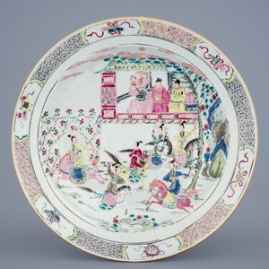 Een Chinese famille rose schotel met vrouwelijke ruiters, Yongzheng/Qianlong, 18e eeuw — foto 1