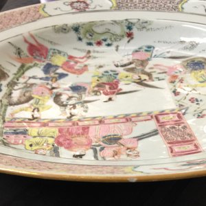 Een Chinese famille rose schotel met vrouwelijke ruiters, Yongzheng/Qianlong, 18e eeuw — foto 4