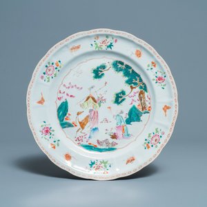 Een Chinese famille rose schotel met Xiwangmu, Qianlong — foto 1