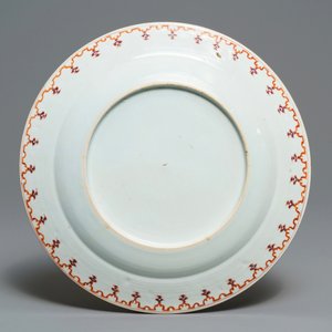 Een Chinese famille rose schotel naar Cornelis Pronk, 'Het prieel', Qianlong, ca. 1740 — foto 2