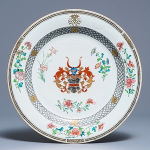 Een Chinese famille rose schotel voor de Engelse markt met wapen van Leonrodt, Yongzheng/Qianlong — foto 1