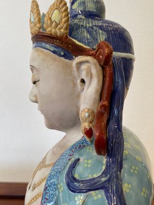 Een Chinese famille rose sculptuur van Boeddha Amitayus op beklede sokkel, 19/20e eeuw — foto 13