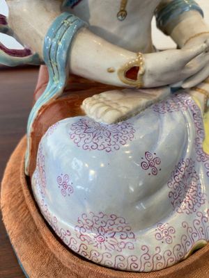 Een Chinese famille rose sculptuur van Boeddha Amitayus op beklede sokkel, 19/20e eeuw — foto 15