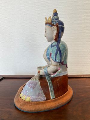 Een Chinese famille rose sculptuur van Boeddha Amitayus op beklede sokkel, 19/20e eeuw — foto 2