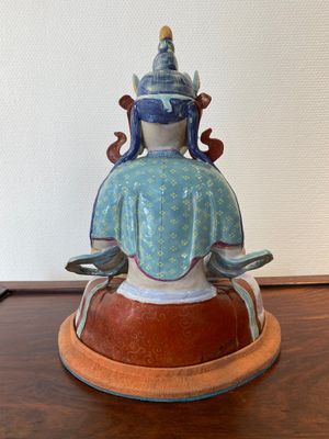 Een Chinese famille rose sculptuur van Boeddha Amitayus op beklede sokkel, 19/20e eeuw — foto 3