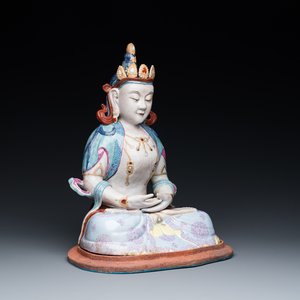 Een Chinese famille rose sculptuur van Boeddha Amitayus op beklede sokkel, 19/20e eeuw — foto 1