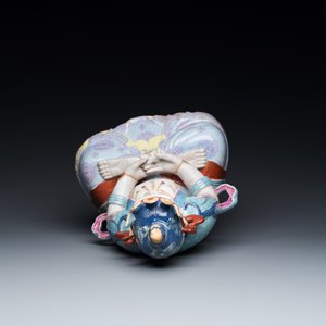 Een Chinese famille rose sculptuur van Boeddha Amitayus op beklede sokkel, 19/20e eeuw — foto 7