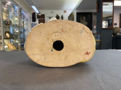 Een Chinese famille rose sculptuur van Boeddha op houten sokkel, Zhu Mao Ji Zao 朱茂記造 merk, Republiek — foto 3