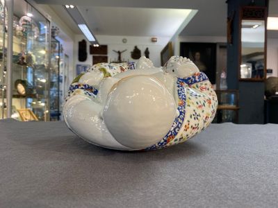 Een Chinese famille rose sculptuur van Boeddha op houten sokkel, Zhu Mao Ji Zao 朱茂記造 merk, Republiek — foto 4