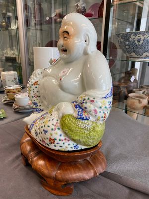 Een Chinese famille rose sculptuur van Boeddha op houten sokkel, Zhu Mao Ji Zao 朱茂記造 merk, Republiek — foto 7
