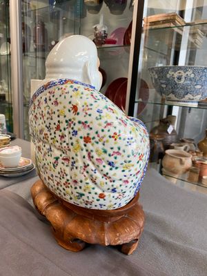 Een Chinese famille rose sculptuur van Boeddha op houten sokkel, Zhu Mao Ji Zao 朱茂記造 merk, Republiek — foto 8