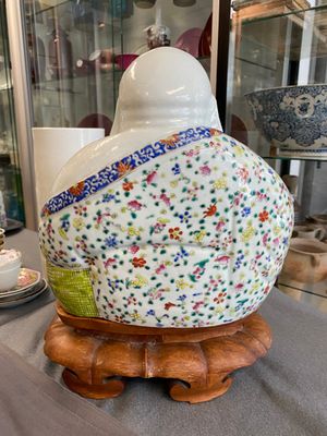 Een Chinese famille rose sculptuur van Boeddha op houten sokkel, Zhu Mao Ji Zao 朱茂記造 merk, Republiek — foto 9