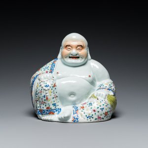 Een Chinese famille rose sculptuur van Boeddha op houten sokkel, Zhu Mao Ji Zao 朱茂記造 merk, Republiek — foto 2