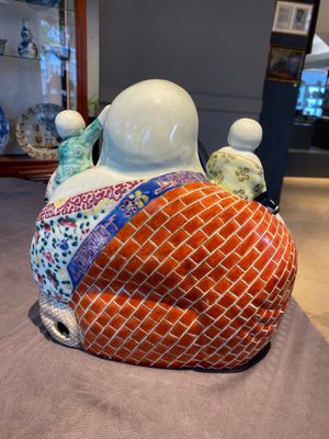 Een Chinese famille rose sculptuur van Boeddha, Zhu Mao Ji Zao 朱茂記造 merk, Republiek — foto 3