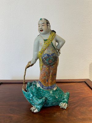 Een Chinese famille rose sculptuur van Liu Hai op de driepotige pad, gesigneerd Huang Yuanxiang 黃源項, 19e eeuw — foto 1
