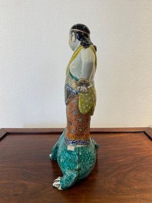Een Chinese famille rose sculptuur van Liu Hai op de driepotige pad, gesigneerd Huang Yuanxiang 黃源項, 19e eeuw — foto 4