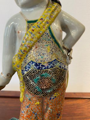 Een Chinese famille rose sculptuur van Liu Hai op de driepotige pad, gesigneerd Huang Yuanxiang 黃源項, 19e eeuw — foto 7