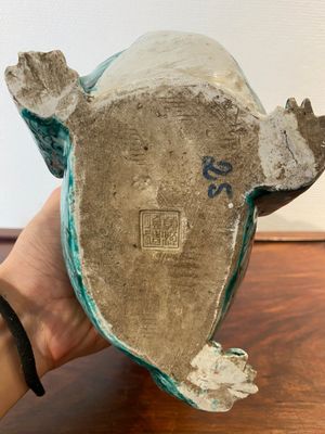 Een Chinese famille rose sculptuur van Liu Hai op de driepotige pad, gesigneerd Huang Yuanxiang 黃源項, 19e eeuw — foto 8