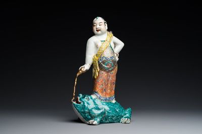 Een Chinese famille rose sculptuur van Liu Hai op de driepotige pad, gesigneerd Huang Yuanxiang 黃源項, 19e eeuw
