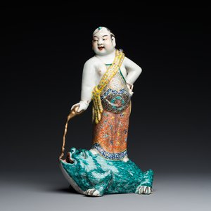 Een Chinese famille rose sculptuur van Liu Hai op de driepotige pad, gesigneerd Huang Yuanxiang 黃源項, 19e eeuw — foto 1