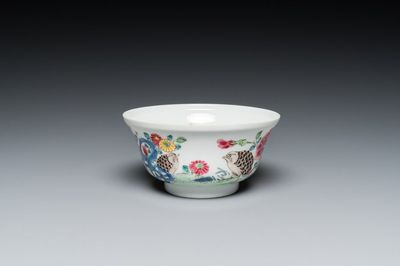 Een Chinese famille rose semi-eierschaal kom met twee kwartels, Yongzheng