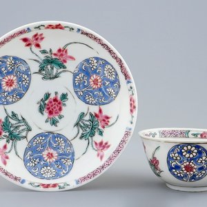 Een Chinese famille rose semi-eierschaal kop en schotel met floraal decor, Yongzheng/Qianlong — foto 1