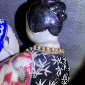 Een Chinese famille rose semi-erotische theepot op houten sokkel, Republiek, 20e eeuw — foto 9