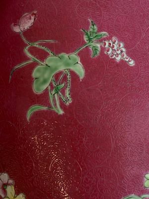 Een Chinese famille rose sgraffito vaas met robijnrode fondkleur, Qianlong merk, Republiek — foto 7
