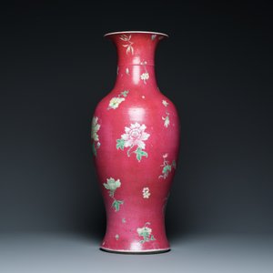 Een Chinese famille rose sgraffito vaas met robijnrode fondkleur, Qianlong merk, Republiek — foto 2