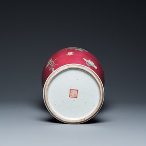 Een Chinese famille rose sgraffito vaas met robijnrode fondkleur, Qianlong merk, Republiek — foto 6