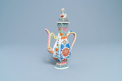 Een Chinese famille rose 'Shou' dekselkan, Qianlong
