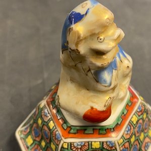 Een Chinese famille rose 'Shou' dekselkan, Qianlong — foto 11