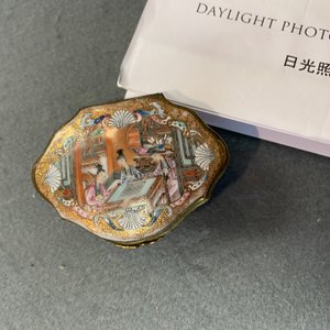 Een Chinese famille rose snuifdoos met vergulde bronzen montuur, Qianlong — foto 13
